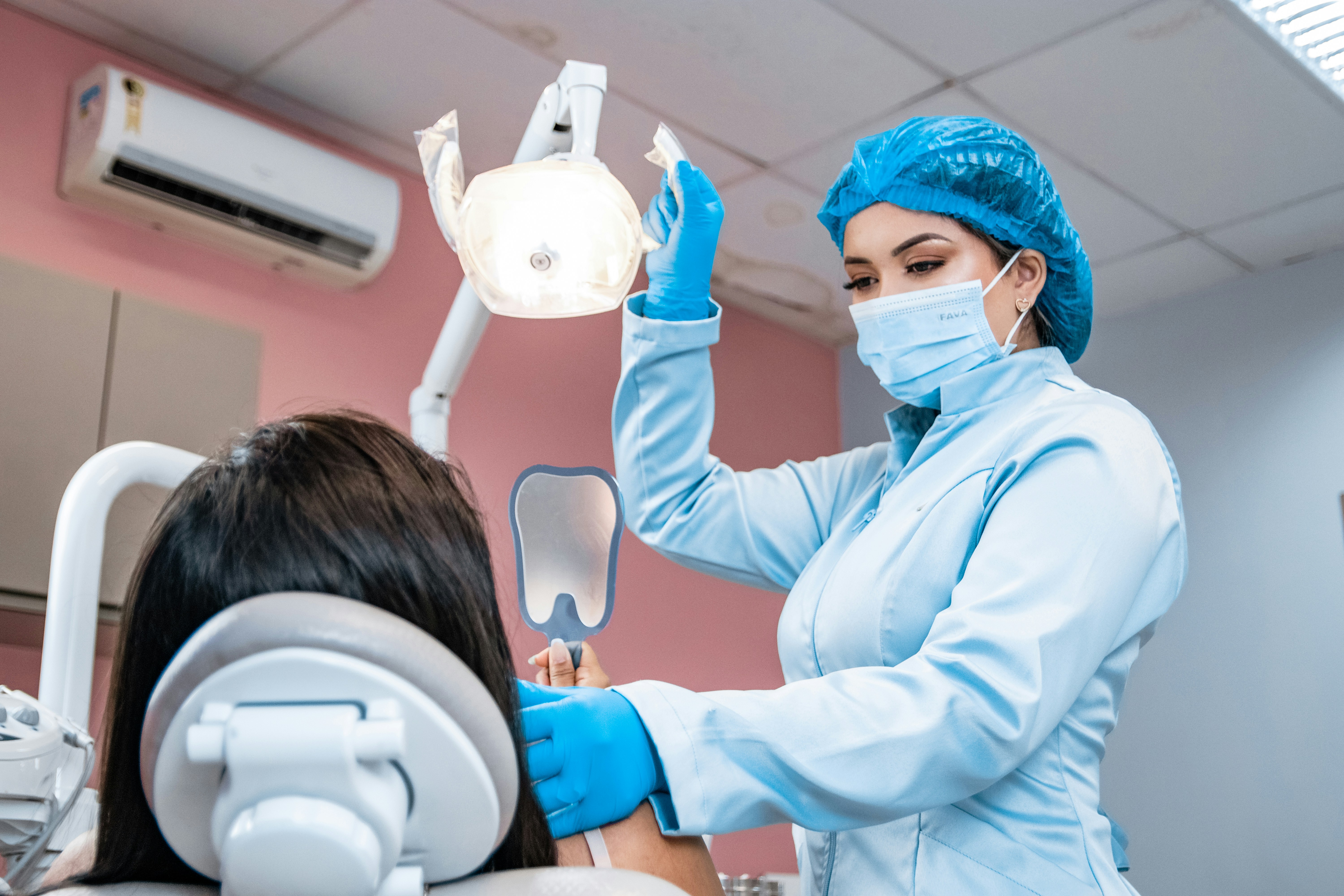 Dentista atendendo paciente em clínica dental em Trujillo